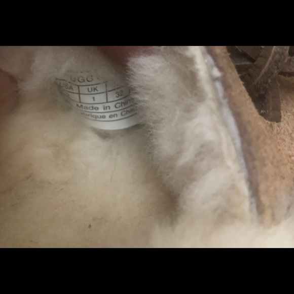 Kids UGG slippers size 2 - Picture 3 of 4